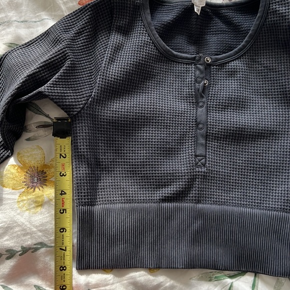 Cropped aerie Offline waffle long sleeve top w thumb holes - Picture 4 of 4